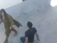 Lei è così troia che lei dà un pugno per la sua figa