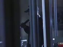 Kelsie Monroe fa un ballo ad alcuni fan molto estroversi
