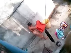 Lancio il perizoma alla mia sorellina sul lato e lo metto intero