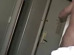 Si intrufola nella casa del vicino per colpire una buona polvere