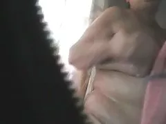 Il massaggiatore sta accarezzando le sue grandi tette, è felice ...
