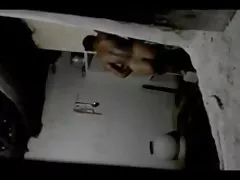 Kiera Winters scopa mentre fa gli esercizi a casa
