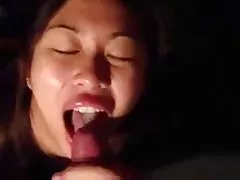 La bruna viene a registrare la sua prima scena porno
