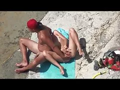 Si masturba mentre il fidanzato la scopa nel culo