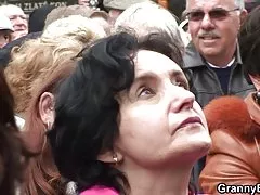 L'amicizia di questi due vicini è davvero morbosa