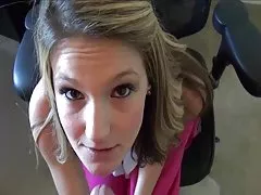Vicious giovane ragazza scopata allo stesso tempo da due delle sue amiche