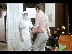 Bellissima ragazzina amatoriale che fa un dito sul divano