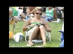 Figlia e madre insieme sul divano facendo teppisti