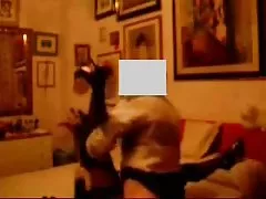 Stronzo latino che scodinzola con un cazzo dentro