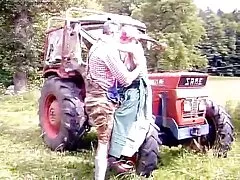 Mamma si gode il suo regalo porno di compleanno ...