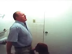 Si toglie le mutandine perché le ha già bagnate