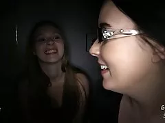 Mi sveglio la ragazza e la scopo nel culo e mi fa molto male
