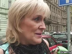 La nonna non si toglie gli stivali o quando getta una polvere